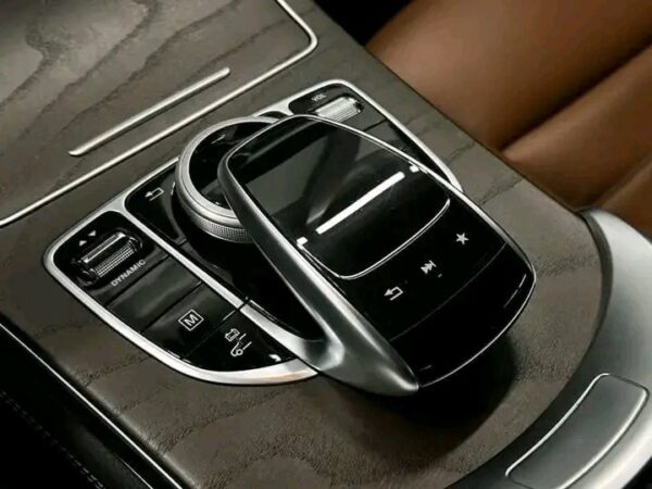 Mercedes-Benz GLC 350e - Image 11