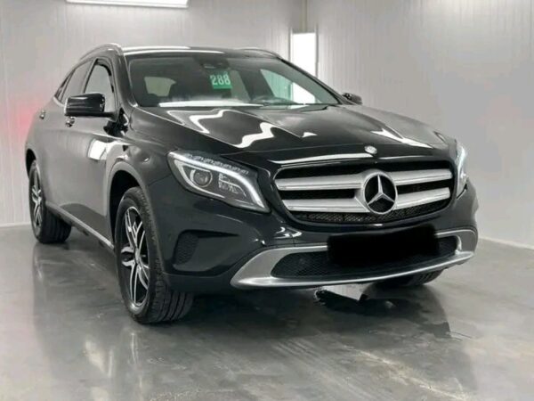 Mercedes-Benz GLA 220d Bi-Xenon - Image 4