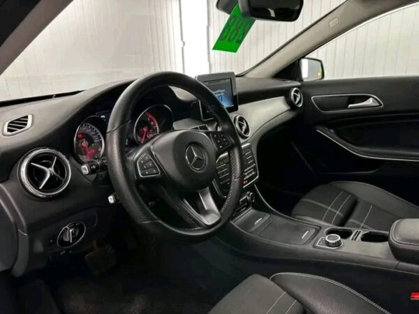 Mercedes-Benz GLA 220d Bi-Xenon - Image 5