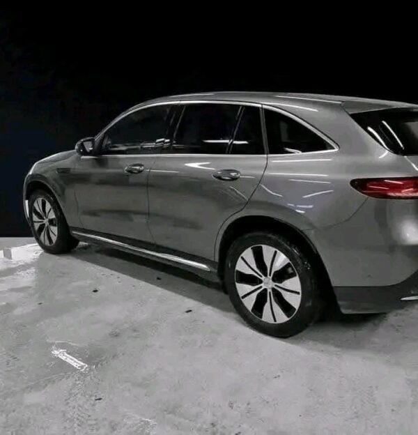 Mercedes-Benz EQC 400 4MATIC AMG - Image 14