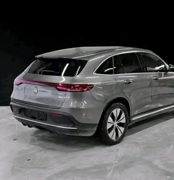 Mercedes-Benz EQC 400 4MATIC AMG - Image 15