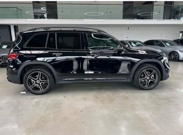 Mercedes-Benz GLB 200 AMG - Image 12