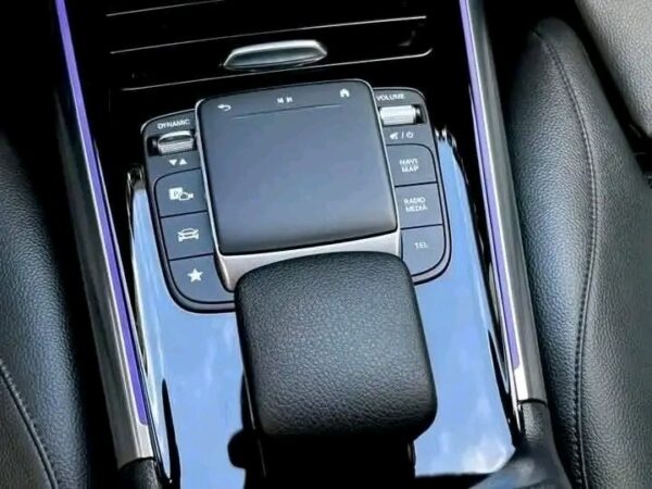 Mercedes-Benz GLA 200d Sport Line - Image 12