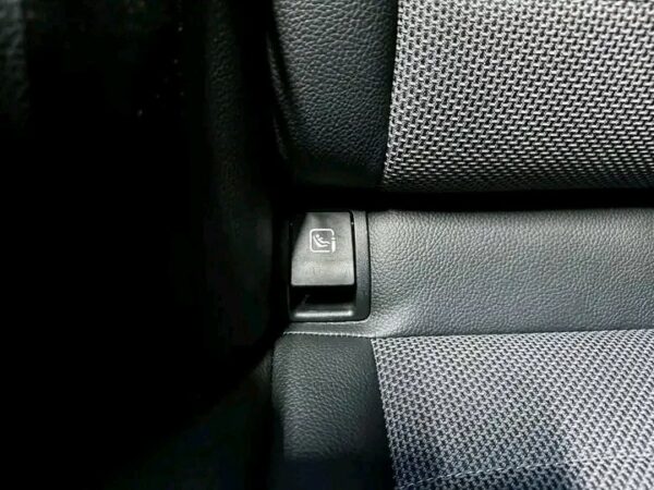 Mercedes-Benz C-Class – Image 16